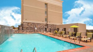 Un hôtel Holiday Inn doté d’une piscine et de chaises longues.