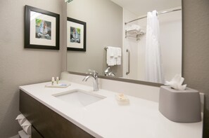 샤워기/욕조 결합, 무료 세면용품, 헤어드라이어, 타월