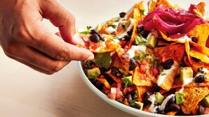 Un plato de nachos con diferentes ingredientes.