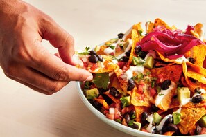 Un plato de nachos con diferentes ingredientes.