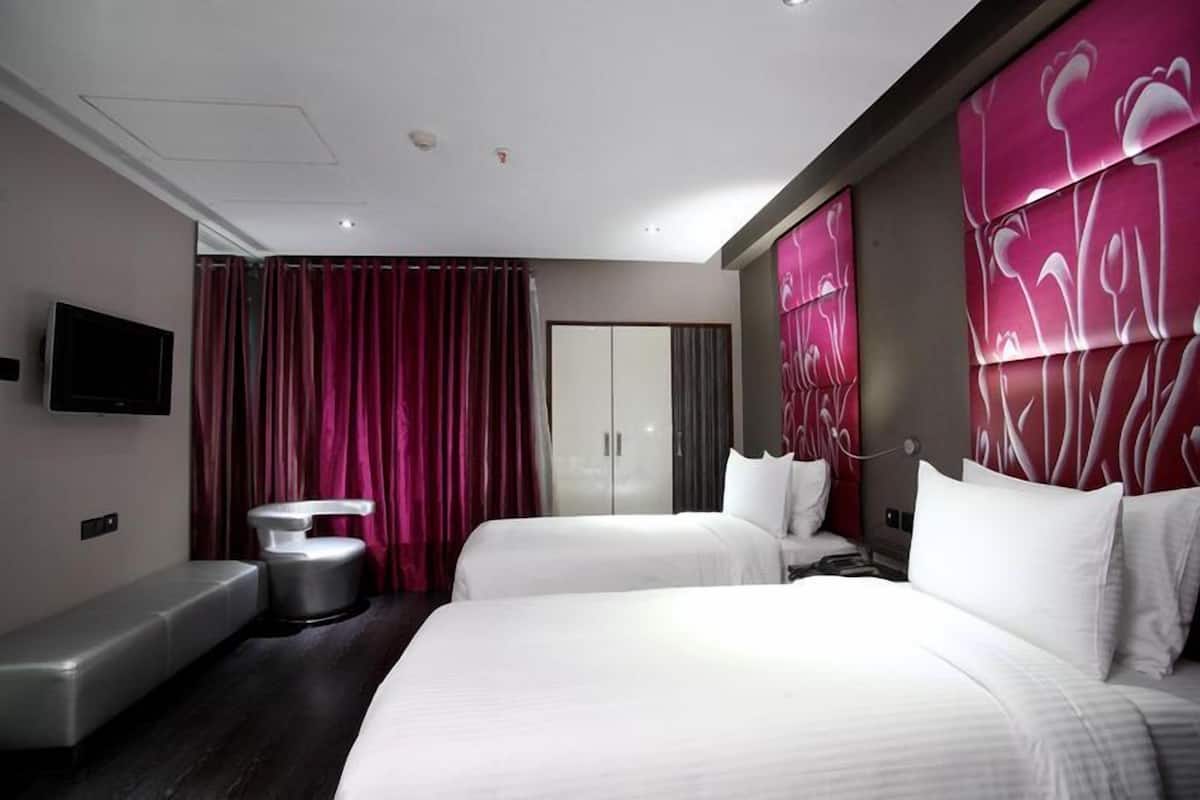 1 bedroom, pillowtop beds, minibar, in-room safe