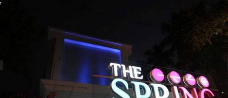 Voorkant accommodatie - avond/nacht