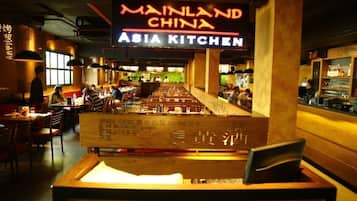 2 restaurants, breakfast served