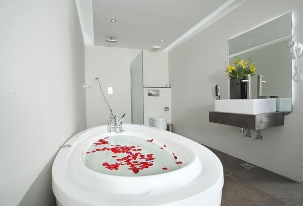 Designer-Toilettenartikel, Haartrockner, Bademäntel, Hausschuhe
