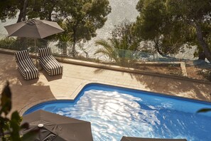 Sesongbasert utendørsbasseng, bassengparasoller og solsenger