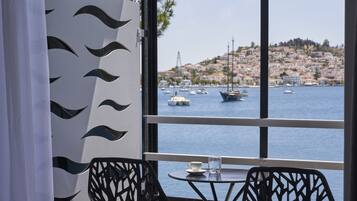 Premium bedding, in-room safe, desk, laptop workspace