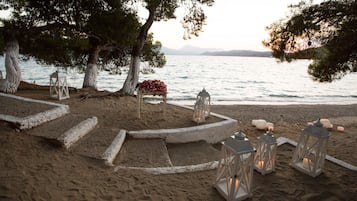 Beach nearby, sun-loungers, beach umbrellas, beach towels
