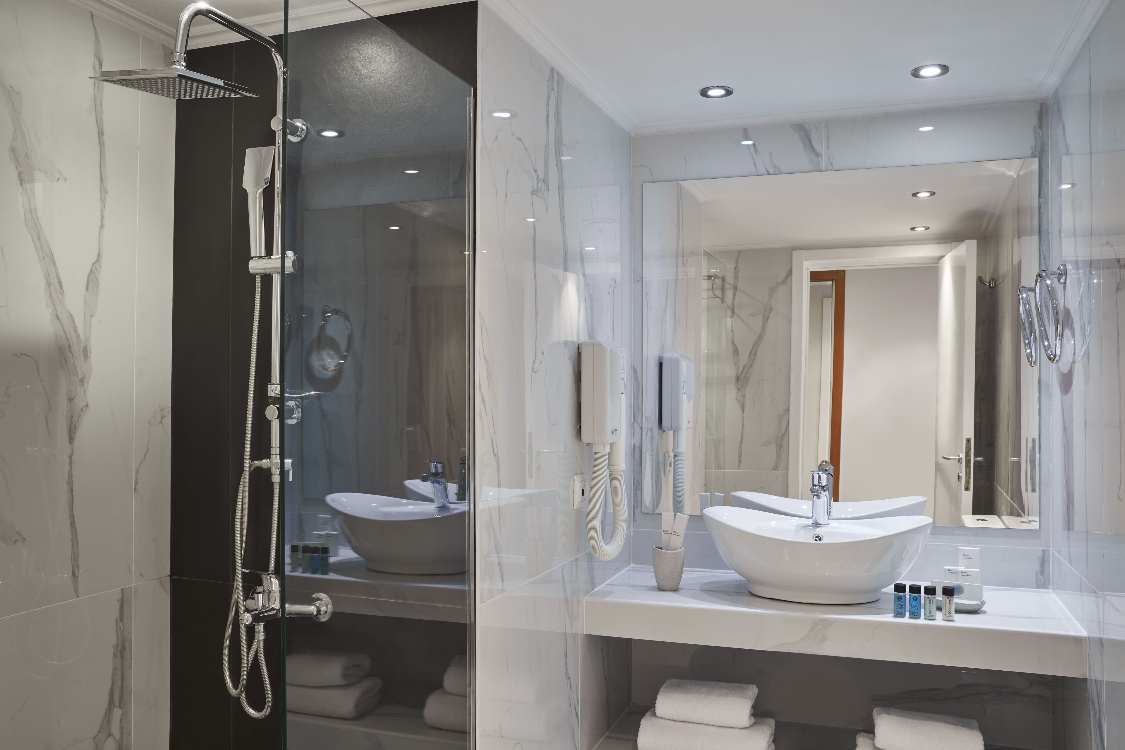 senior suite, sea view | bathroom | free toiletries, hair dryer, bidet, towels