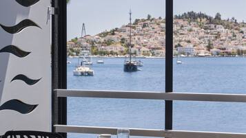 Premium bedding, in-room safe, desk, laptop workspace