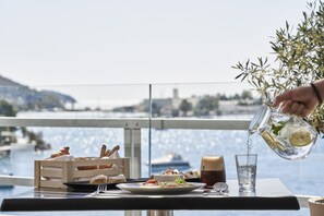 Breakfast, lunch, dinner and brunch served  - Xenia Poros Image Hotel (Poros)
