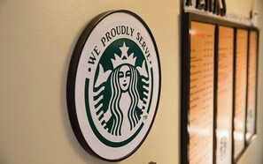 El logotipo de Starbucks en una pared.