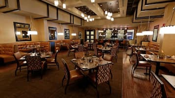 3 restaurants, breakfast, lunch, dinner served; American cuisine