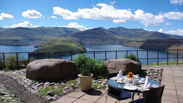供應早餐、午餐及晚餐
