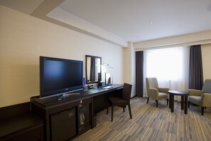 In-room safe, desk, free WiFi, bed sheets