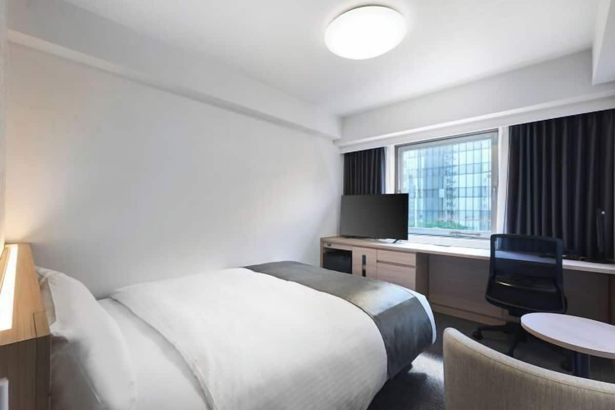 In-room safe, free WiFi, bed sheets