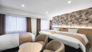 A hotel room with two beds, a seating area, and a decorative wall. - Daiwa Roynet Hotel Oita (Oita)