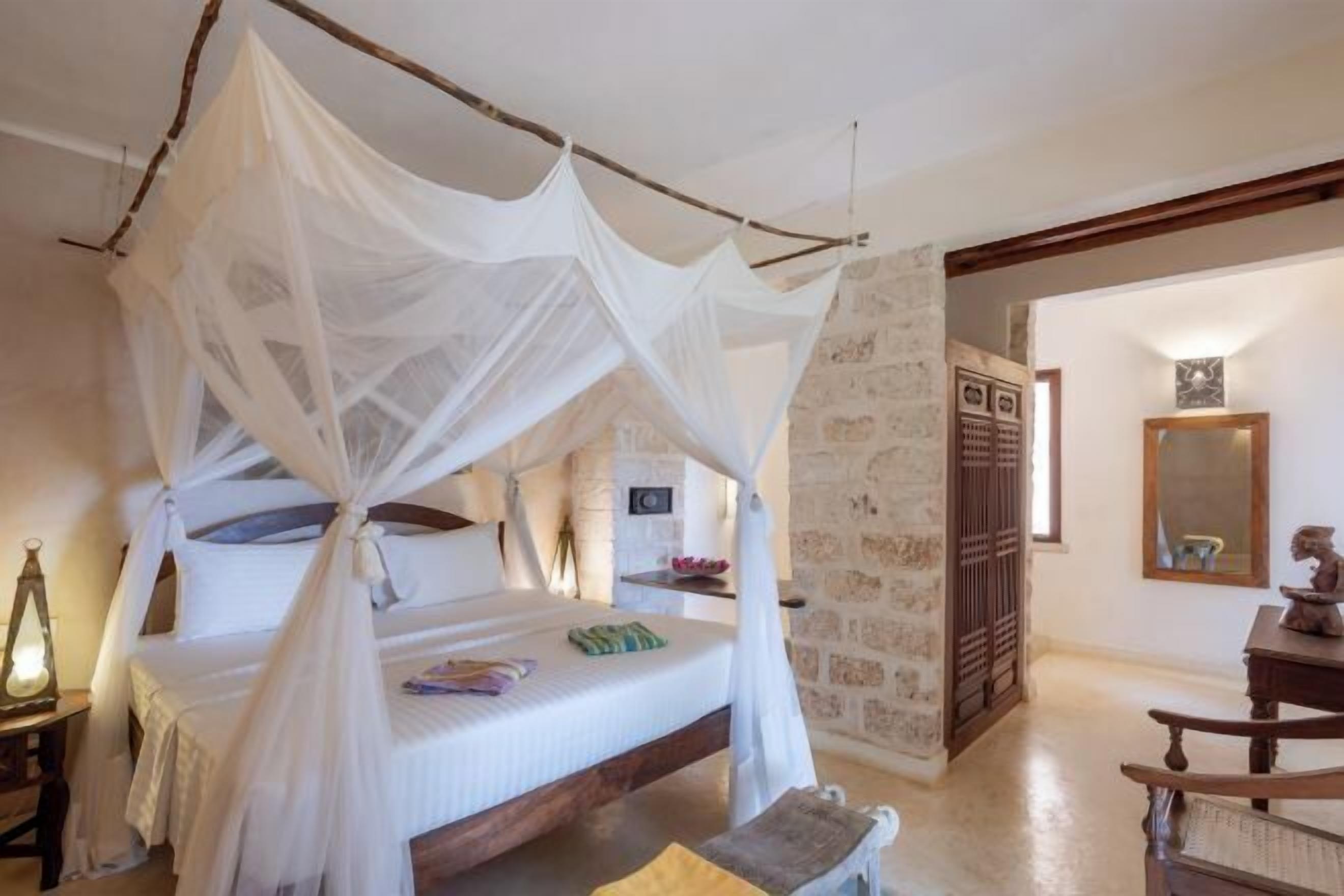 高档床上用品、迷你吧、客房内保险箱、特色装修