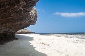 Private beach, beach umbrellas, beach towels - The Charming Lonno Lodge (Watamu)