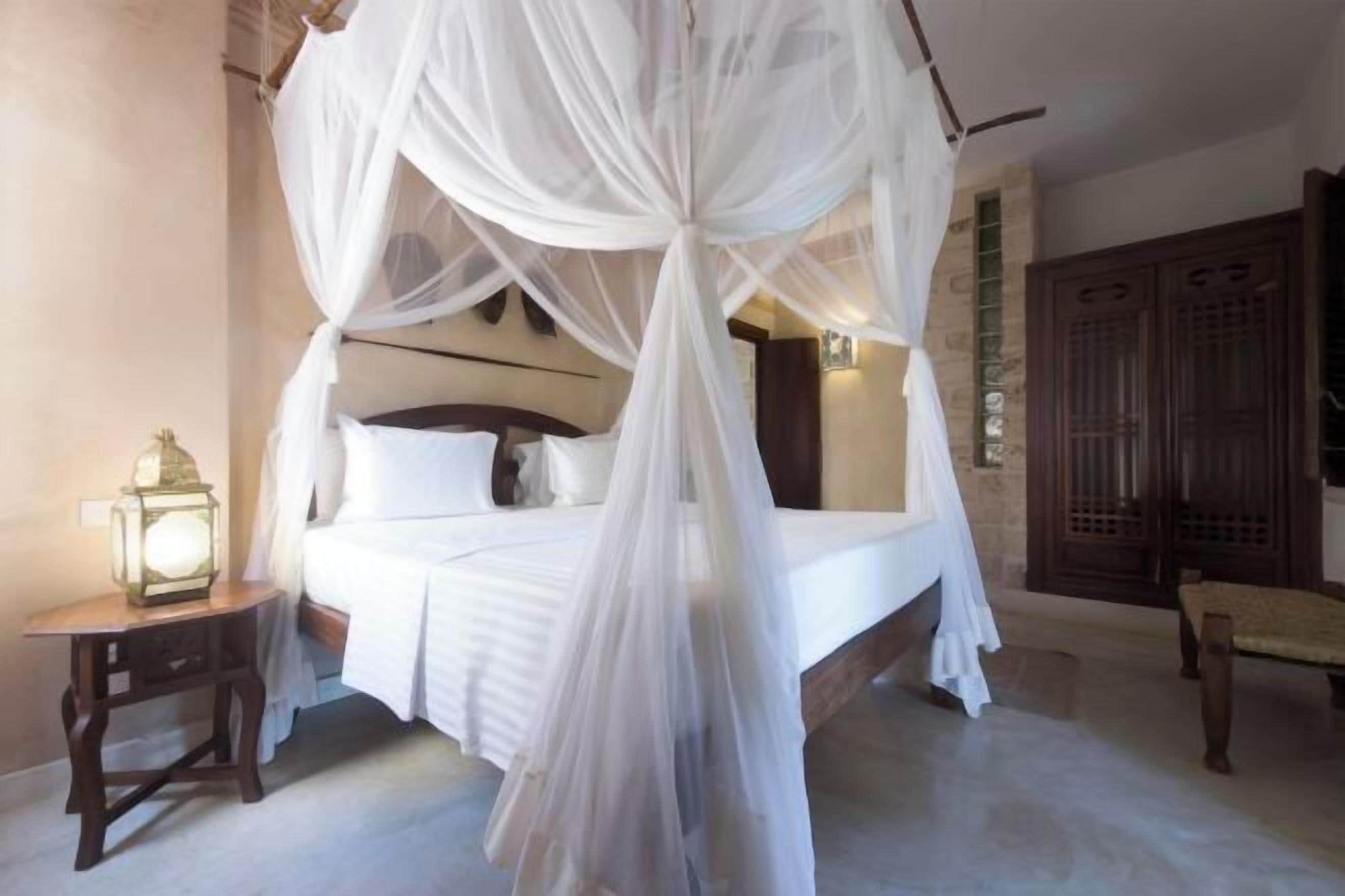 高档床上用品、迷你吧、客房内保险箱、特色装修