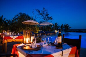 Se sirven desayunos y cocina local e internacional, junto a la piscina 