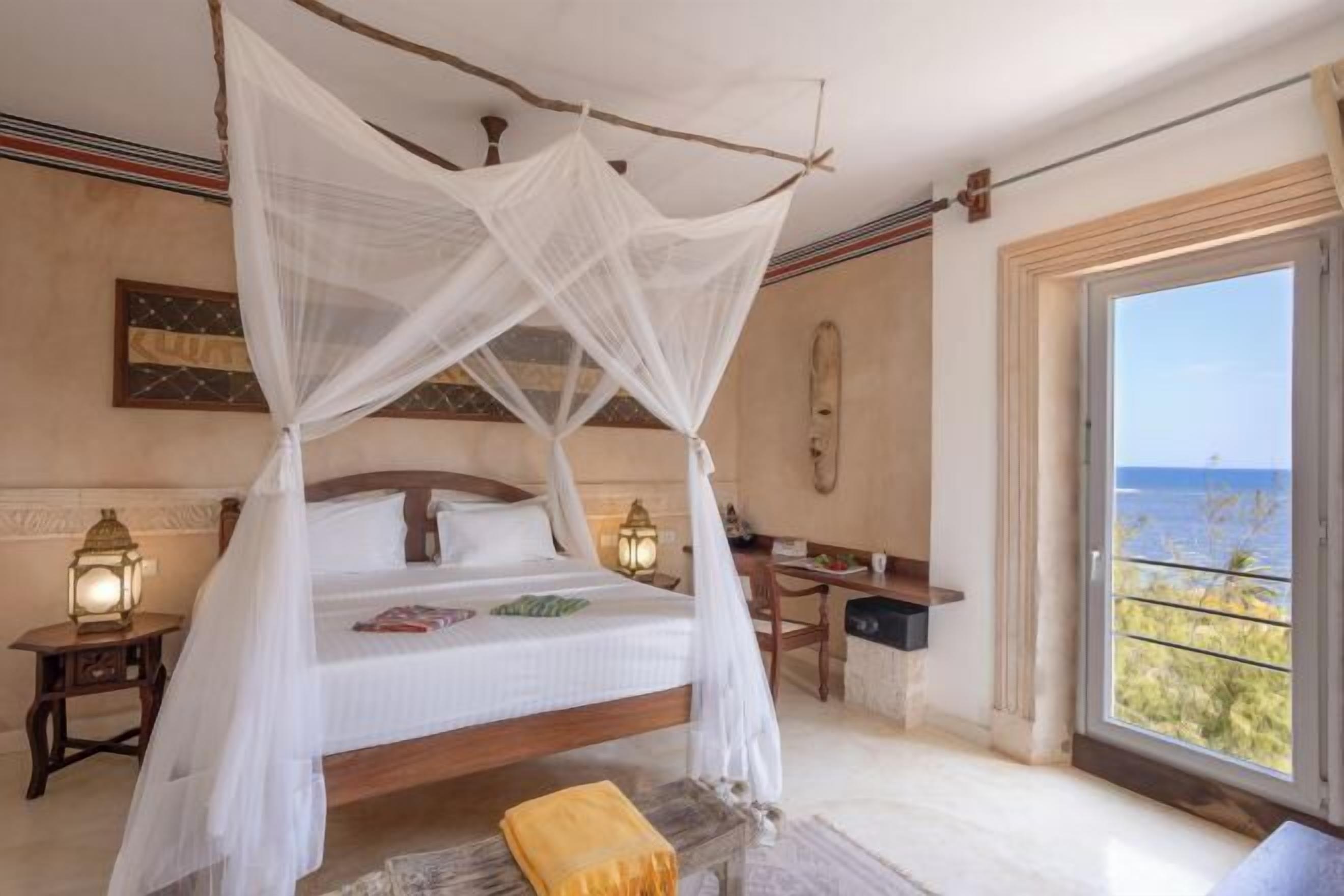 高档床上用品、迷你吧、客房内保险箱、特色装修