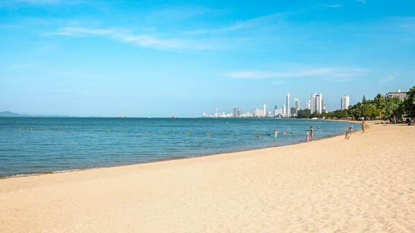 Plage, sable blanc, parasols, serviettes de plage