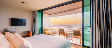 Suite, 1 très grand lit, balcon, vue marina | Literie de qualité supérieure, minibar, coffres-forts dans les chambres