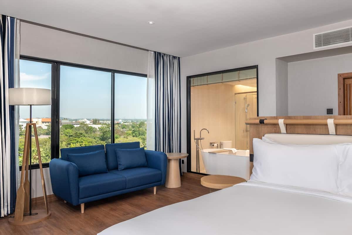 Luxe beddengoed, een kluis op de kamer, een bureau, een laptopwerkplek