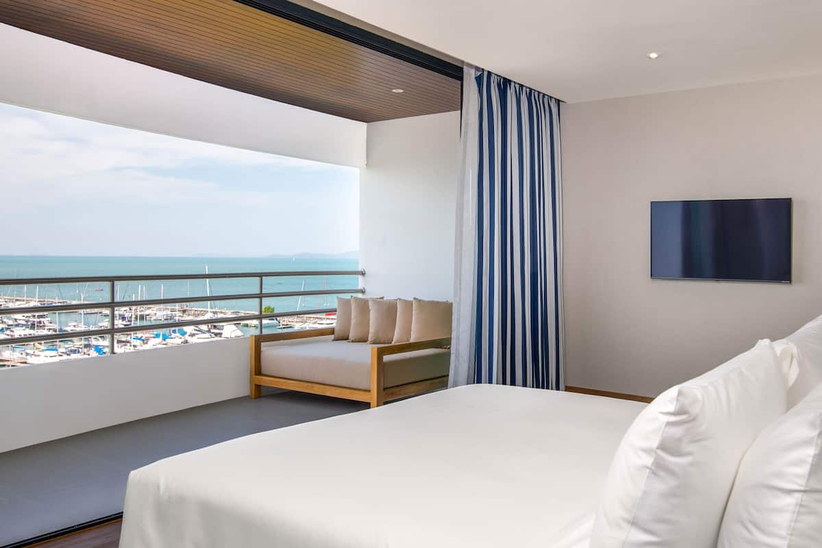 Suite, 1 trĂšs grand lit, balcon, vue marina