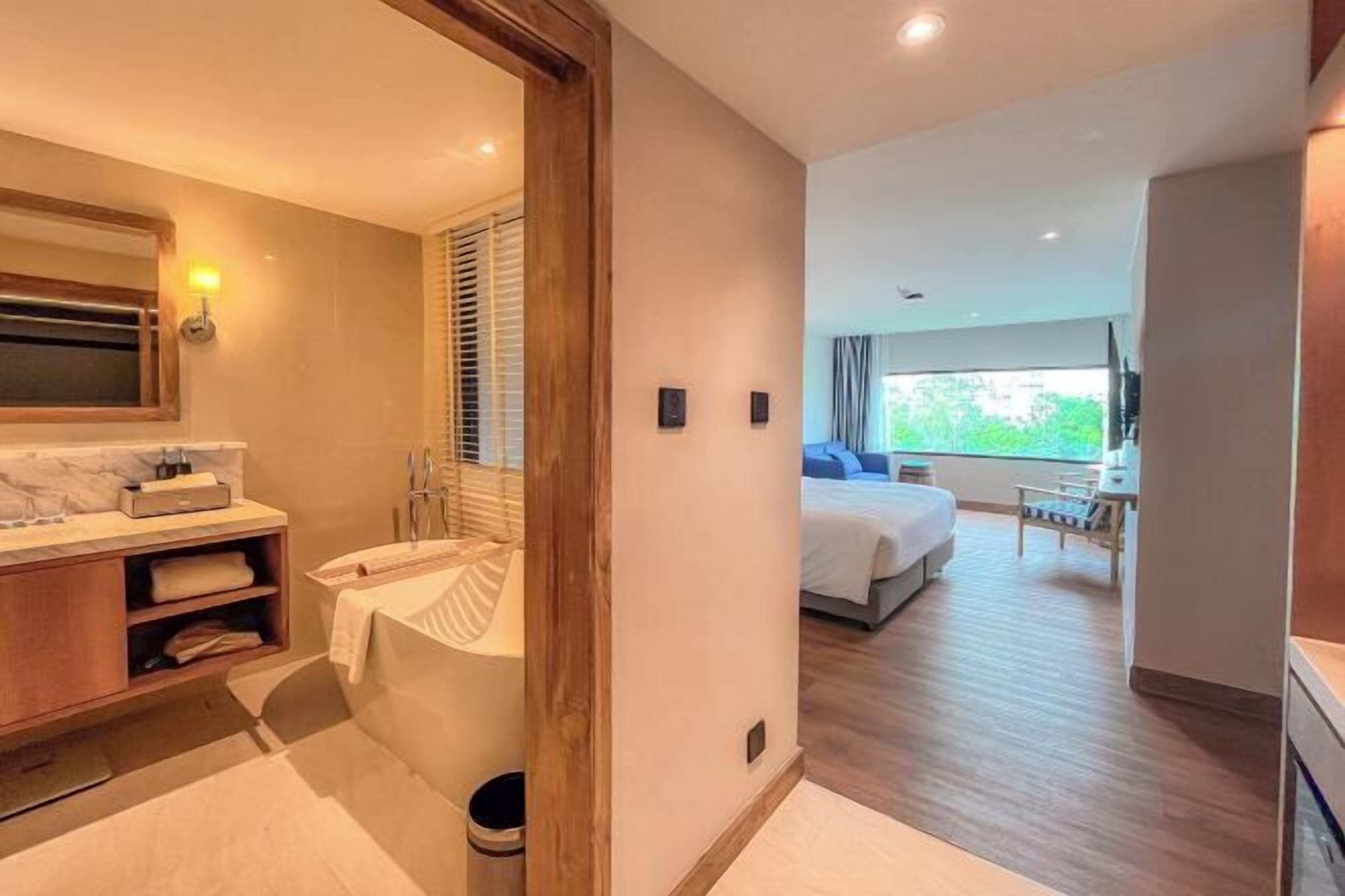 Premium bedding, minibar, in-room safe, desk