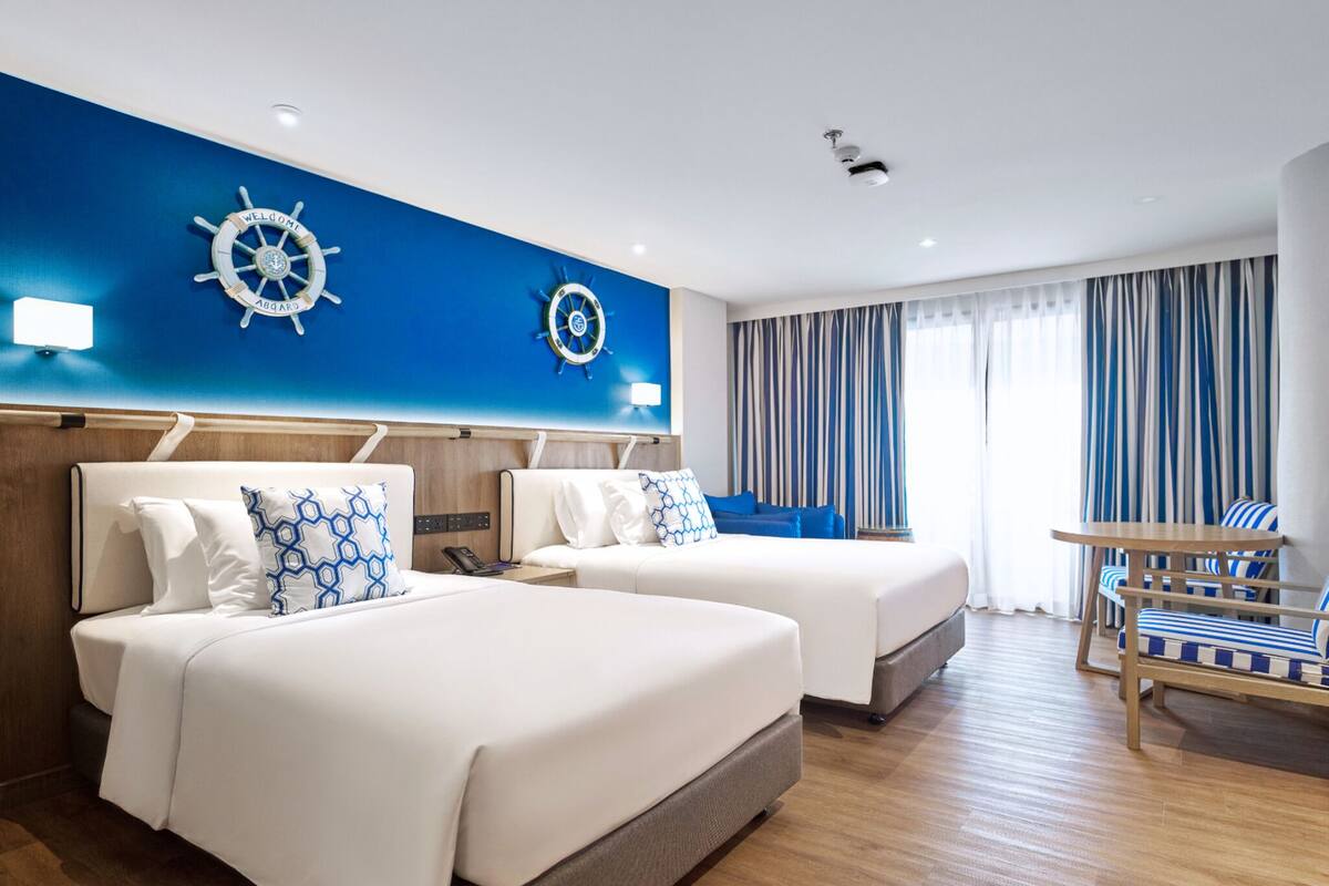 Deluxe kamer, 2 eenpersoonsbedden | Luxe beddengoed, een kluis op de kamer, een bureau, een laptopwerkplek