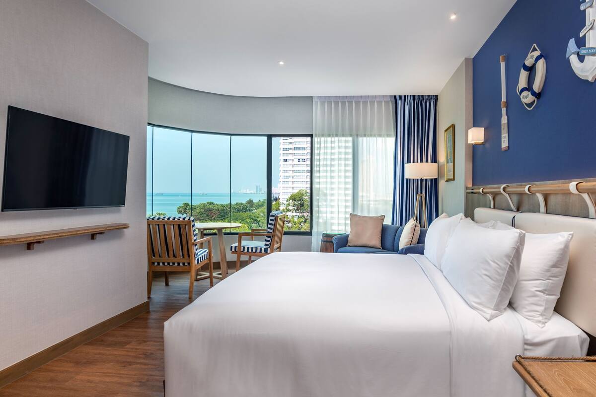 Luxe beddengoed, een kluis op de kamer, een bureau, een laptopwerkplek