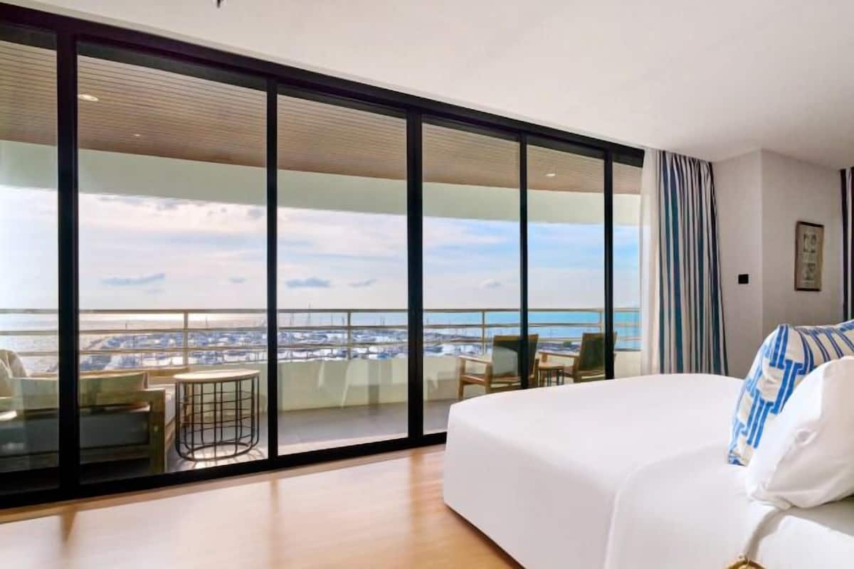 1 bedroom, premium bedding, minibar, in-room safe