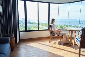 50-inch Smart TV with digital channels, TV - Ocean Marina Resort Pattaya Jomtien (Sattahip)