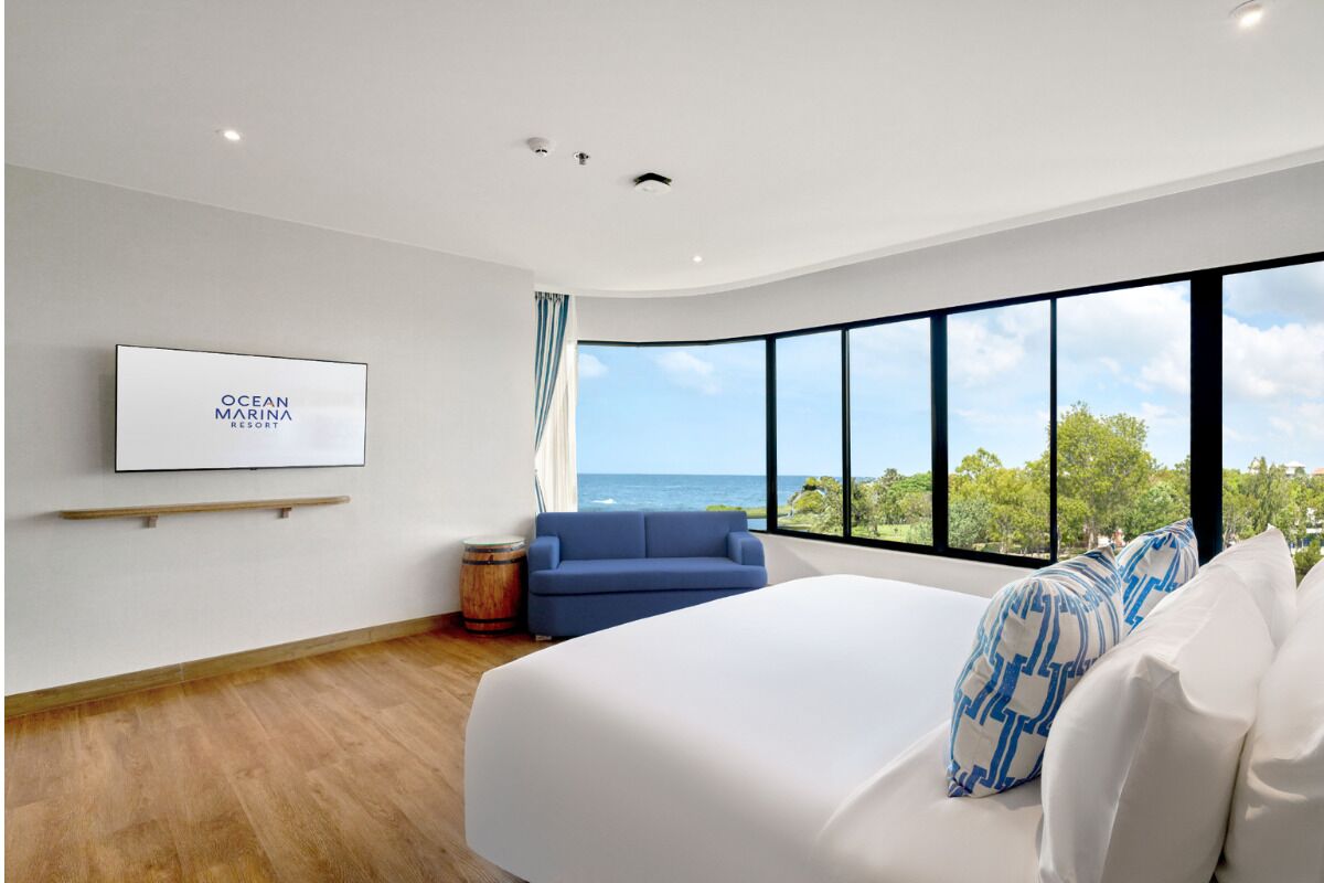 Junior Suite, 1 King Bed | Premium bedding, in-room safe, desk, laptop workspace