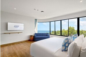 Junior Suite, 1 King Bed | Premium bedding, in-room safe, desk, laptop workspace - Ocean Marina Resort Pattaya Jomtien (Sattahip)