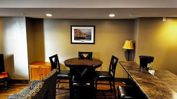 Family Studio Suite, Kitchen | In-room dining