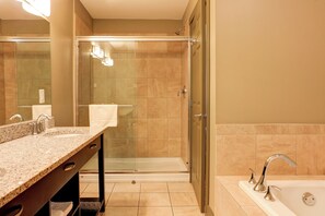Superior Studio, 1 Queen Bed | Bathroom - Vedder River Inn (Chilliwack)