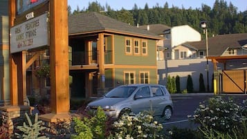 A building with a sign for Jedder River Inn and Great Pedicures.