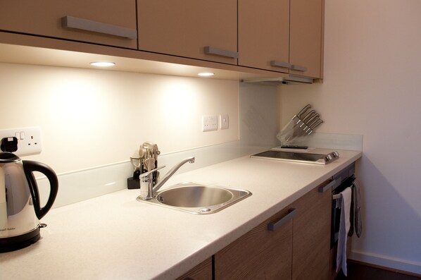 Kylskåp, mikrovågsugn, spishäll och diskmaskin