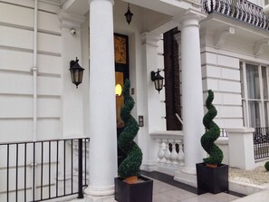 A building with white columns, black railings, and a black balustrade. - 10 Pembridge Gardens (London)