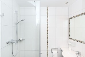 Ducha, secador de pelo y toallas