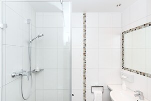 Ducha, secador de pelo, toallas