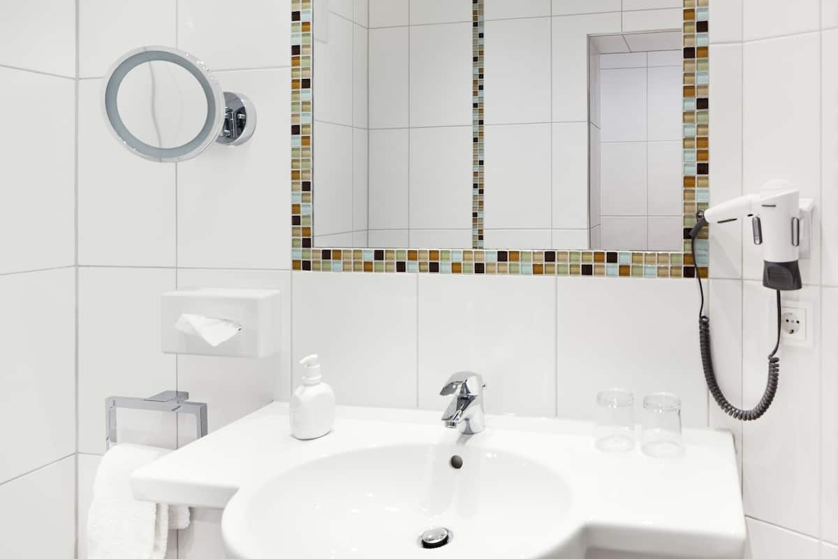 triple room | bathroom sink