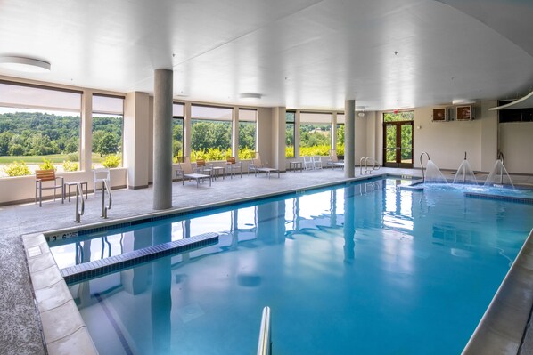 Una piscina techada, una piscina al aire libre de temporada