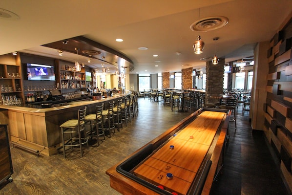 11 restaurantes; se sirve desayuno, almuerzo y cena; cocina americana