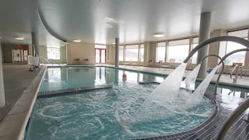 Piscina coperta, piscina stagionale all'aperto