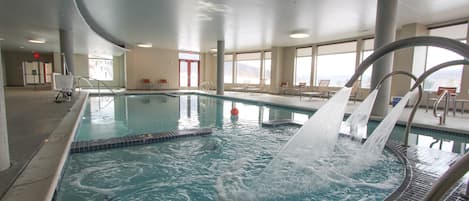 Una piscina techada, una piscina al aire libre de temporada