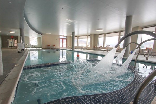 Piscine couverte, piscine extérieure (ouverte en saison)