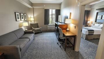 Suite, 1 Tempat Tidur Queen (Highland) | Didekorasi berbeda-beda, meja kerja, dan tirai kedap cahaya